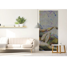 Wohnzimmer mit Sofa, Regal, Tisch und Wandbild