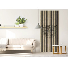 Wohnzimmer mit Sofa, Regal und Wandpaneel mit Tiermotiv