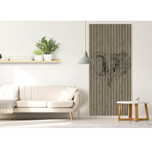 Wohnzimmer mit Sofa, Beistelltisch, Wandregal und Akustikpaneel mit Elefantenmotiv