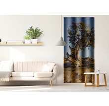 Wohnzimmer mit Sofa, Beistelltisch und Wandbild mit Baum