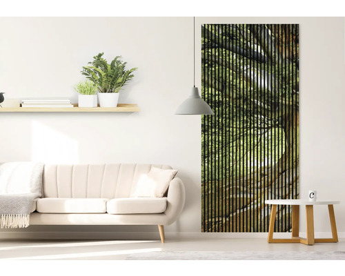 Wohnzimmer mit Sofa, Regal, Lampe und Lamellenbild mit Baum-Motiv