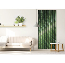 Wohnzimmer mit Sofa, Regal und Holzpaneel mit Pflanzenmotiv