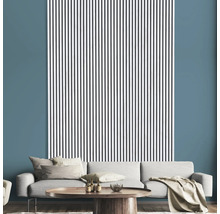 Wohnzimmer mit Wandpaneelen mit Streifenmuster hinter dem Sofa