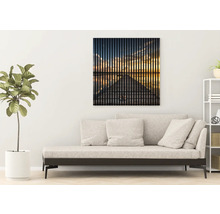 Wohnzimmerdekoration mit Sofa und Wandbild mit Holzstegmotiv