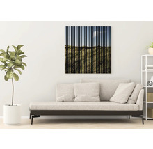 Dekorative Wandpaneele mit Landschaftsmotiv über einem Sofa