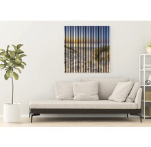 Dekorative Wandkunst mit Strandmotiv über einem Sofa