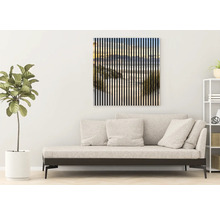 Wohnzimmer mit Tagesbett und einem Wandbild mit Strandmotiv und vertikalen Streifen.