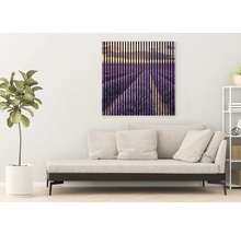 Dekoratives Wandbild mit Lavendelfeld und vertikalen Linien über einem Sofa in einem Wohnzimmer.