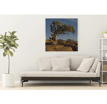 Dekoratives Wandbild mit Baum-Motiv über einer Couch