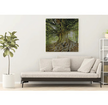 Dekoratives Wandbild mit Baum-Motiv über einer Couch