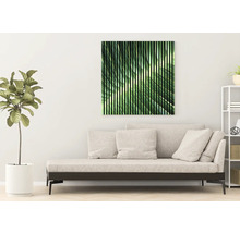 Wohnzimmer mit Couch, Regal und Wandbild mit Pflanzenmotiv