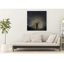 Wohnzimmer mit Sofa und einem Wandbild mit Sternenhimmel