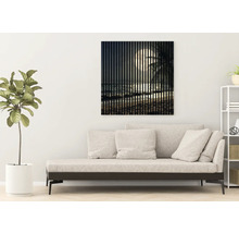 Wohnzimmer mit Sofa und Wandbild mit Strandmotiv bei Nacht