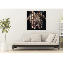 Dekoratives Wandbild über Sofa im Wohnzimmer