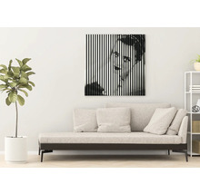 Wohnzimmer mit Sofa und Wandbild mit vertikalen Streifen