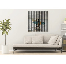 Wohnzimmer mit Couch und Wandbild mit Surfmotiv