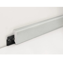 Sockelleiste mit Montageclip an einer Wand befestigt