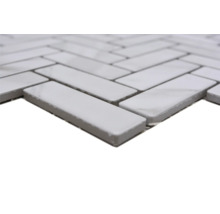 Detailaufnahme der Fliesen im Fischgrätmuster