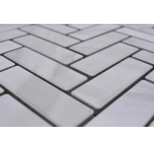 Detailaufnahme von rechteckigen Fliesen im Fischgrätmuster.