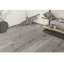 Heller Raum mit modernem Vinylboden in Holzoptik, Dekoration und Regal