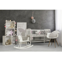 Helles Kinderzimmer mit Kinderbett, Holzregalen, Teddybären und Schaukelpferd