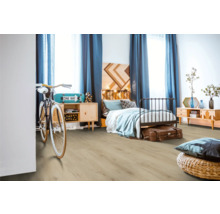 Modernes Schlafzimmer mit Laminatboden, Bett, Kommoden und dekorativen Elementen