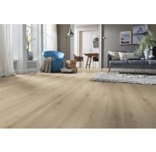 Helles Wohnzimmer mit Laminatboden in Holzoptik, Sofa und Sessel