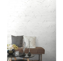 Wandgestaltung mit weißen Fliesen in Marmoroptik hinter einer Sitzbank mit Kissen