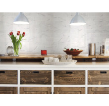 Küchenszene mit gefliestem Hintergrund, Holzarbeitsplatte und Schubladen