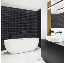 Modernes Badezimmer mit schwarzen und weißen Metrofliesen, Badewanne und Waschtisch