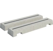 Zwei graue Beton Pflasterrinnen mit Schlitz