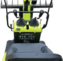 Bedienfeld eines Mini-Dungladers mit Sitz und Bedienhebeln