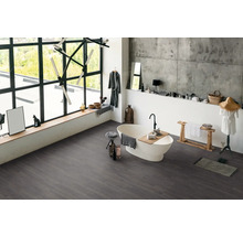 Badezimmer mit freistehender Badewanne, Holzboden und großem Fenster