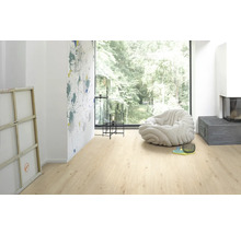 Heller Raum mit Laminatboden, Sessel und Dekoration