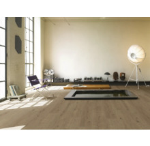 Heller Raum mit Holzboden, Sessel und Dekoration