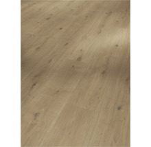 Nahaufnahme von verlegtem Laminatboden in Holzoptik.