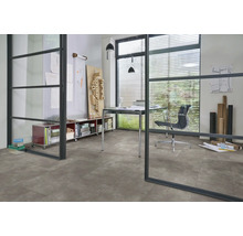 Büroraum mit Bodenfliesen, Schreibtisch und Regalen