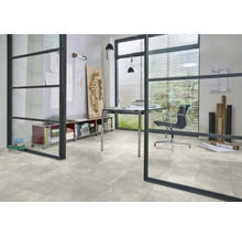 Büroraum mit Bodenfliesen, Schreibtisch und Büromöbeln.