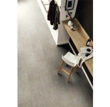 Heller Raum mit Fliesenboden, Garderobe und Holzelementen.