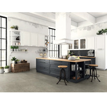 Helle Küche im Loftstil mit Kücheninsel, Barhockern und modernen Geräten