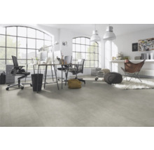 Heller Büroraum mit Vinylboden in Holzoptik, Schreibtischen und Bürostühlen.