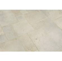 Verlegung von Bodenfliesen im Innenbereich.