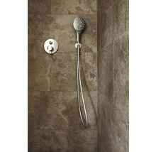 Duschkopf mit Schlauch und Armatur an der Wand