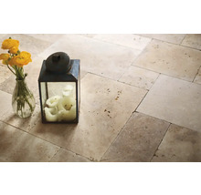 Bodenfliesen aus Travertin mit Laterne und Blumenarrangement