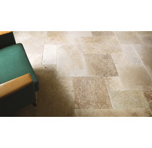 Ansicht von Travertinfliesen auf dem Boden mit einem Stuhl