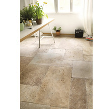 Boden mit Natursteinfliesen, Tisch und Pflanzen im Topf.