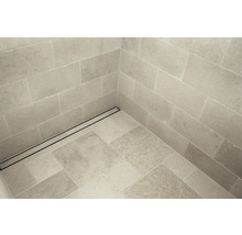 Begehbare Dusche mit Bodenablauf und Steinfliesen