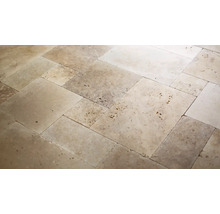 Boden aus Travertinfliesen