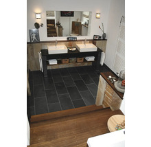 Helles Badezimmer mit Doppelwaschtisch, Spiegel, Fliesenboden und Holztreppe