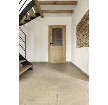 Innenraum mit Holztreppe, Holzbalken, Holztür und Steinfliesenboden